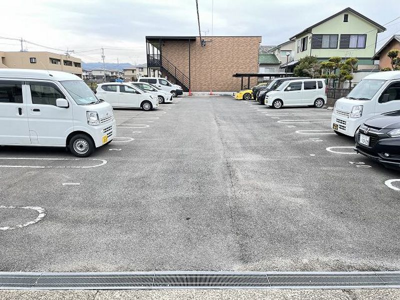 レオネクスト西大村 駐車場