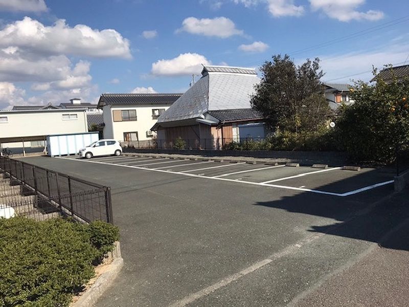 レオパレスつよし 駐車場