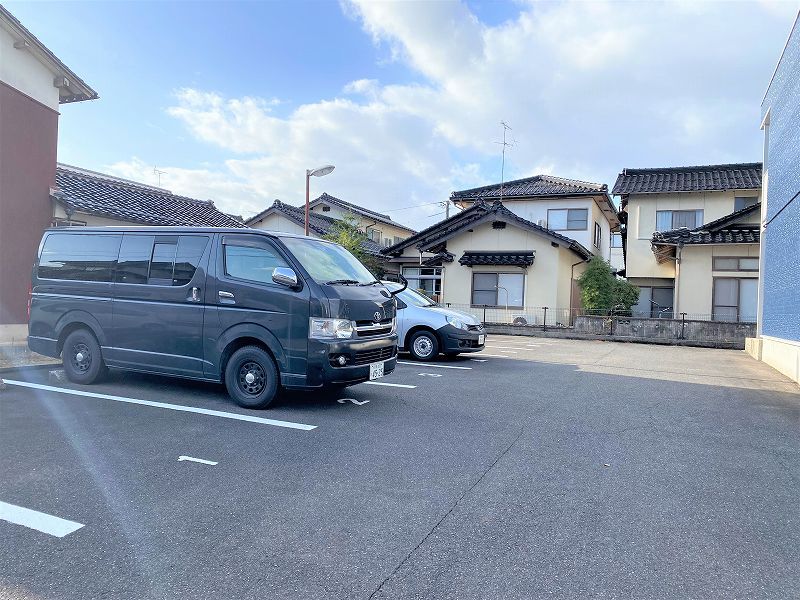 レオパレスやすらぎ 駐車場