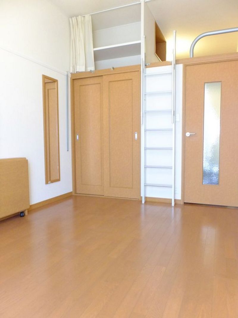 レオパレスシャンブル穴川 居間