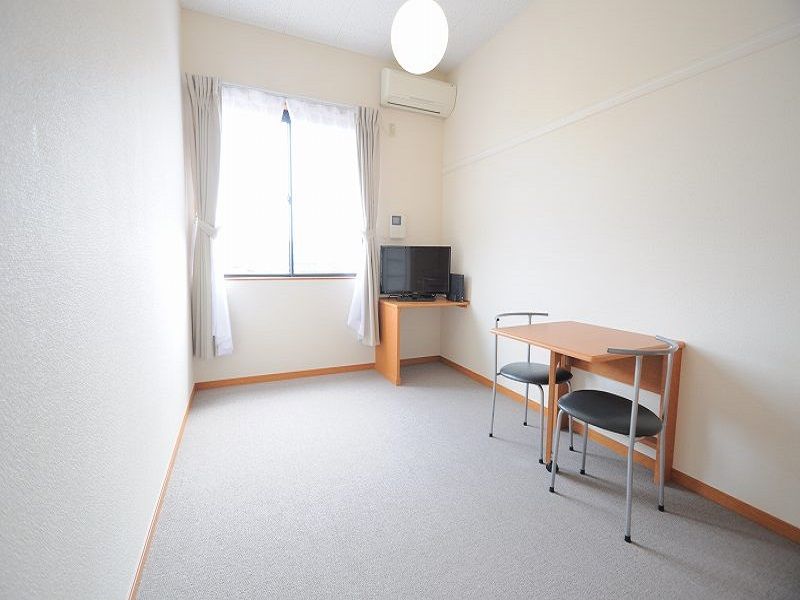 レオパレス常願 居間