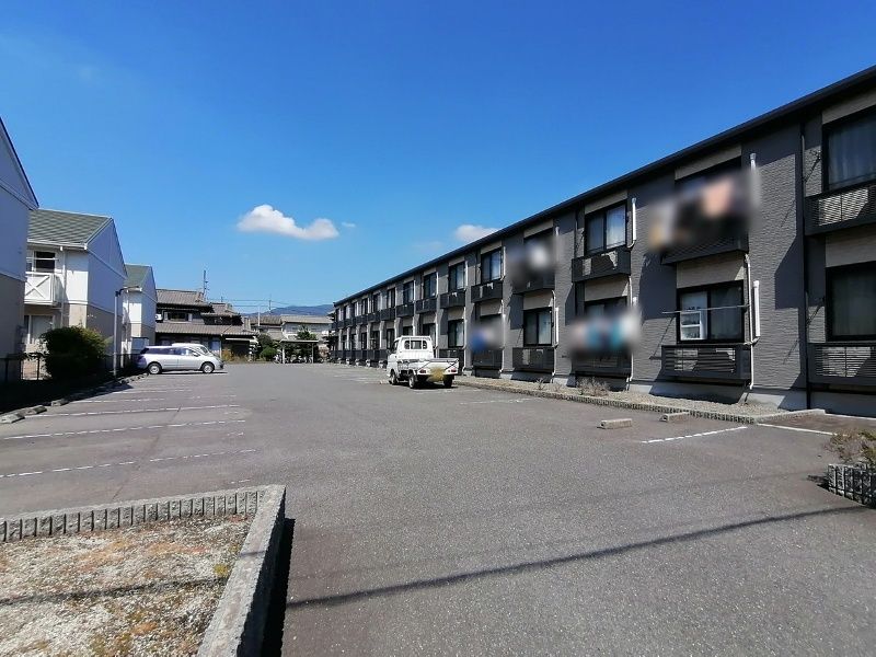 レオパレスＬｏｖｅｌｙせと 駐車場