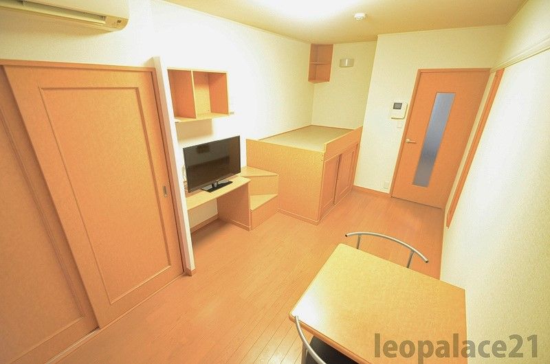 レオパレスポムール 居間
