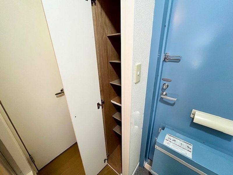 レオパレスヴィレッジ 玄関