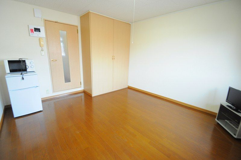 レオパレススリーアーチ 居間