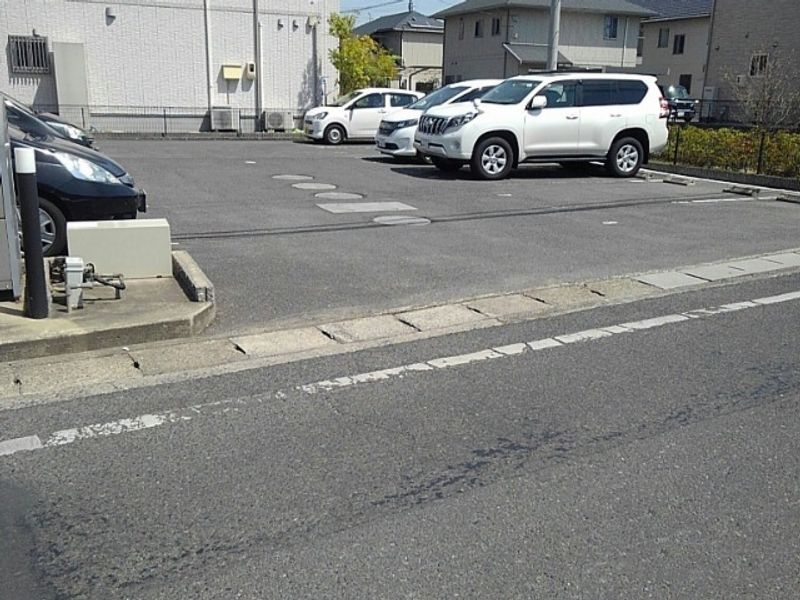 レオパレスオリンピア 駐車場