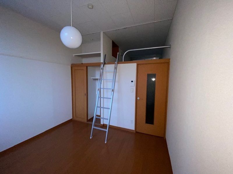 レオパレスフォレスト 居間