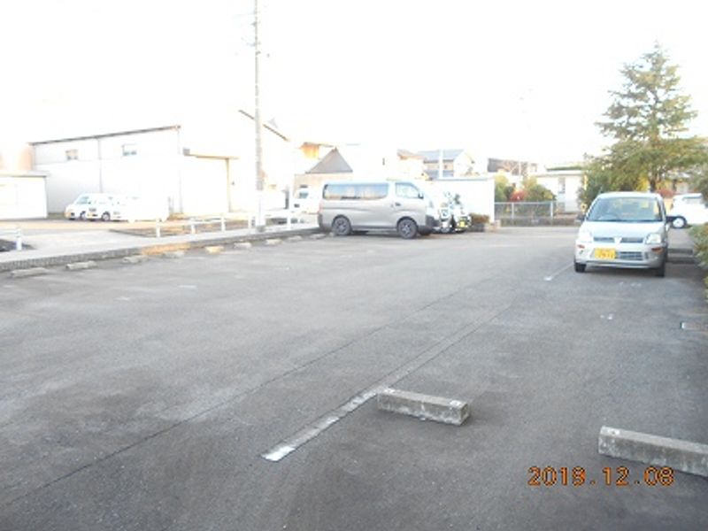 レオパレスＡＬＣＡＺＡＲ 駐車場