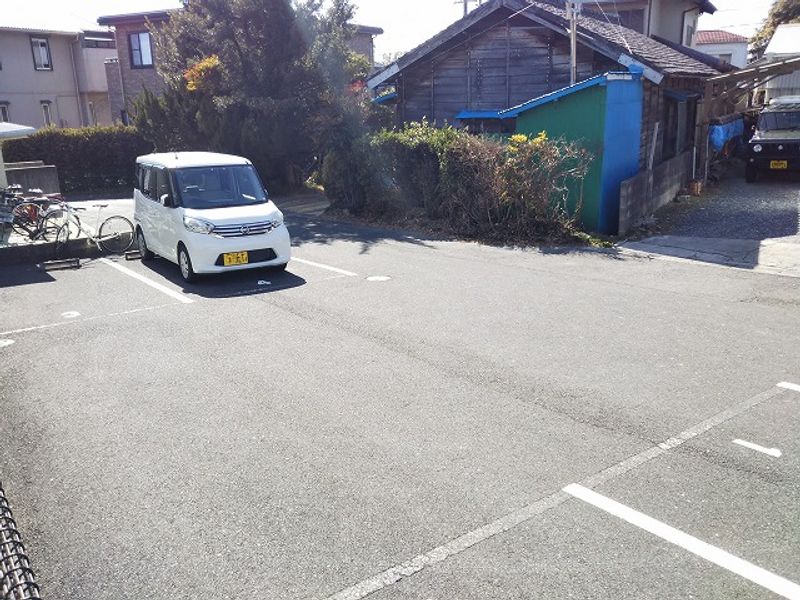レオパレスリスリー 駐車場
