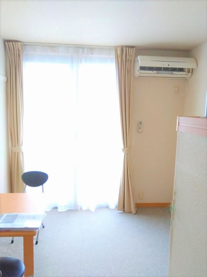 レオパレスＫＡＳＨＩＷＡ 居間