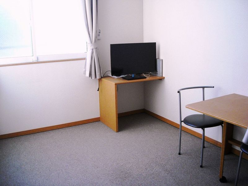 レオパレス中里 居間