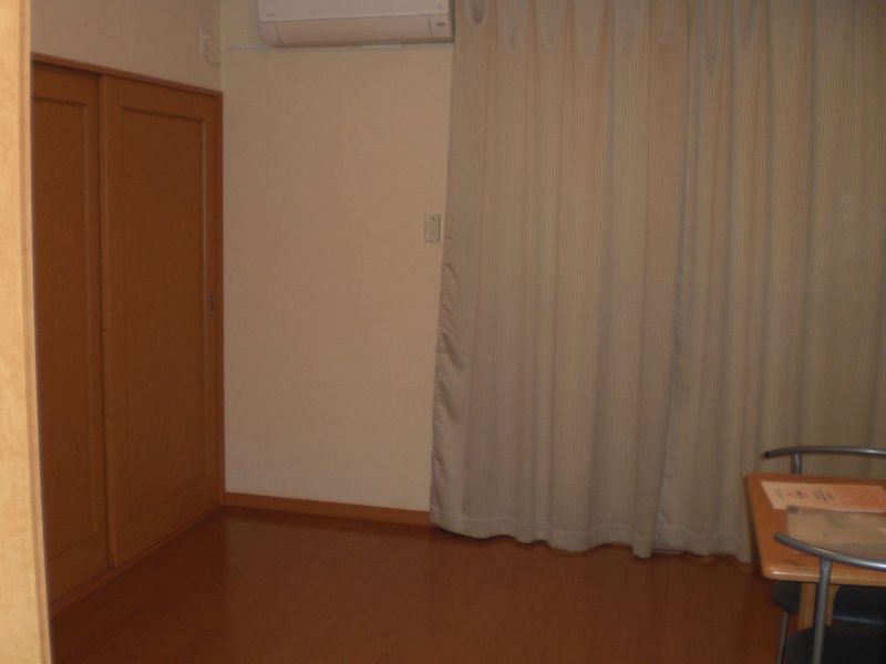 レオパレス西近江 居間