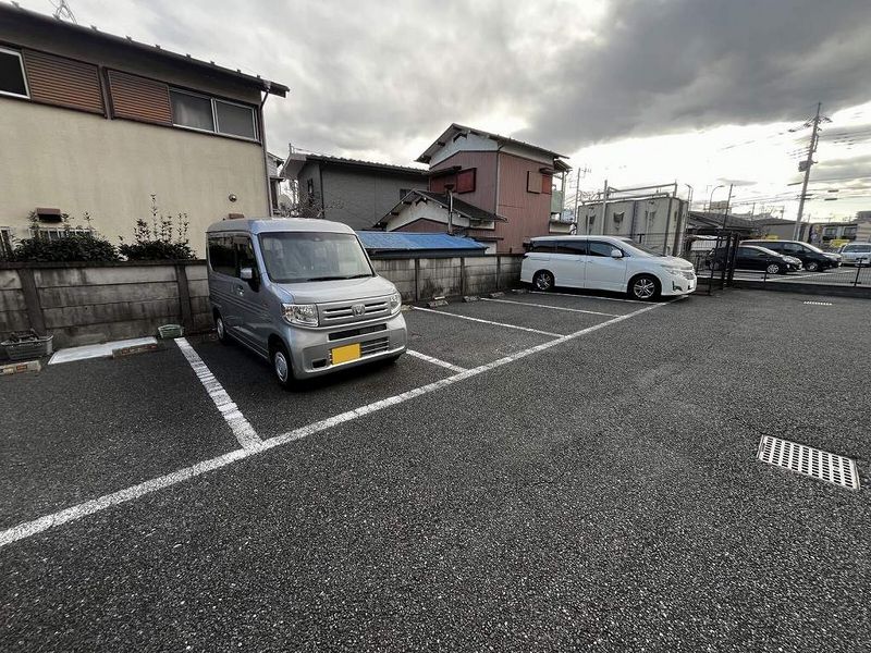 レオパレスプレシア 駐車場