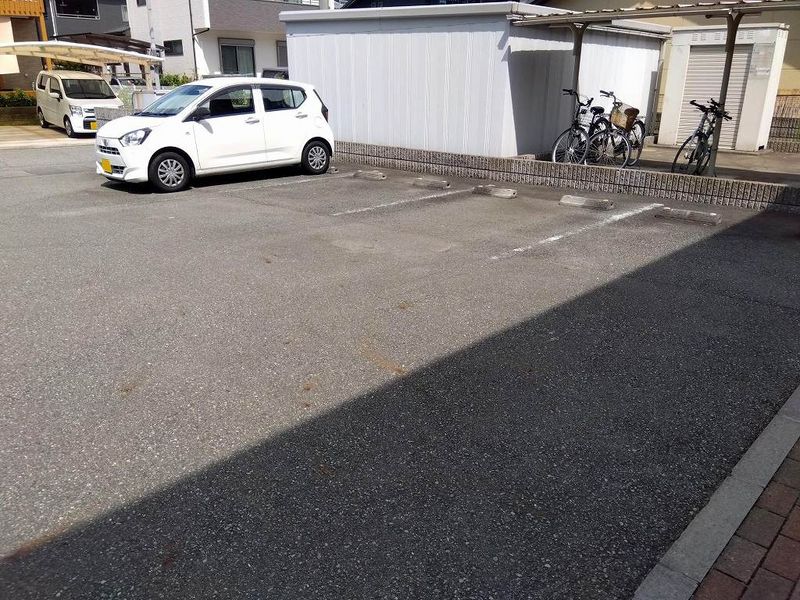 レオパレスピュア 駐車場