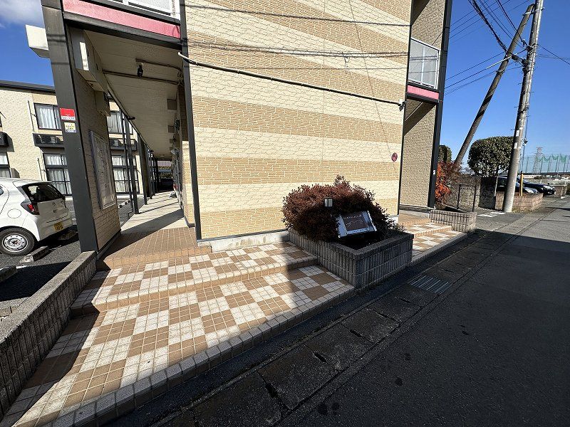 レオパレスイチサト エントランス