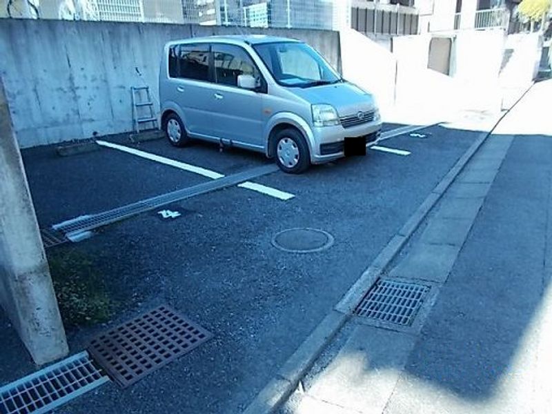 レオパレスフルーラ 駐車場