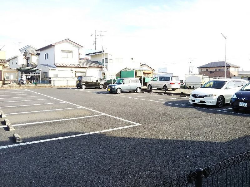 レオパレスあやめ 駐車場
