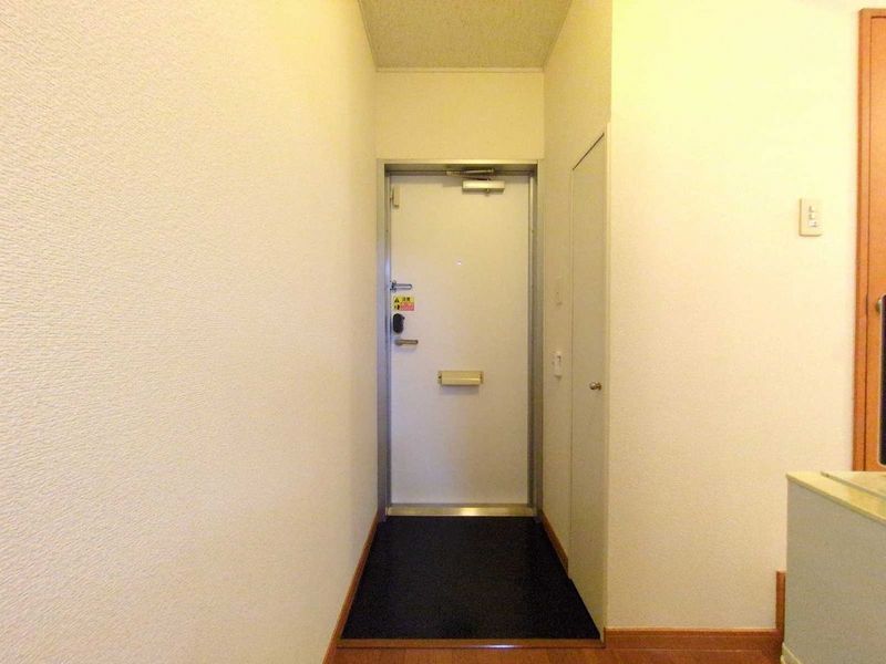 レオパレスサニーハイツ 玄関