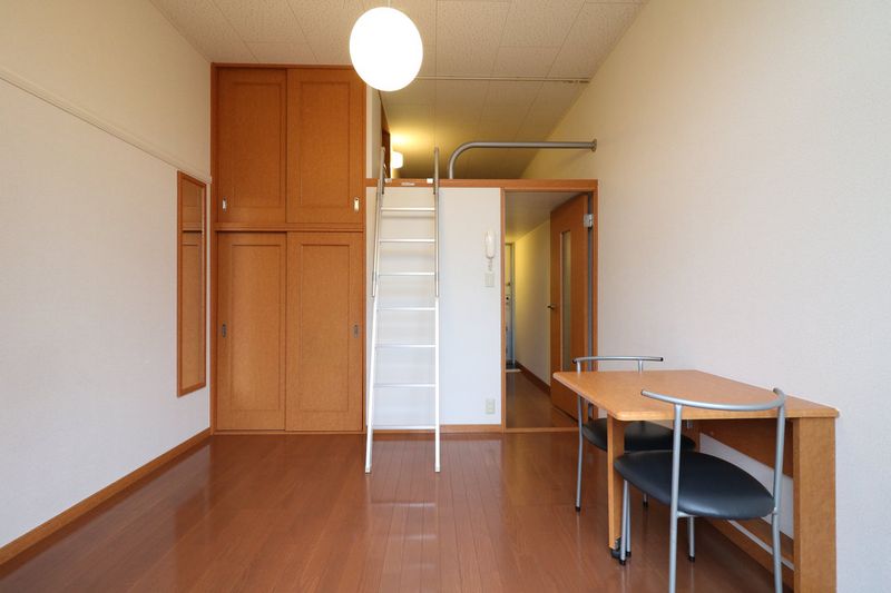 レオパレスタウンディ 居間