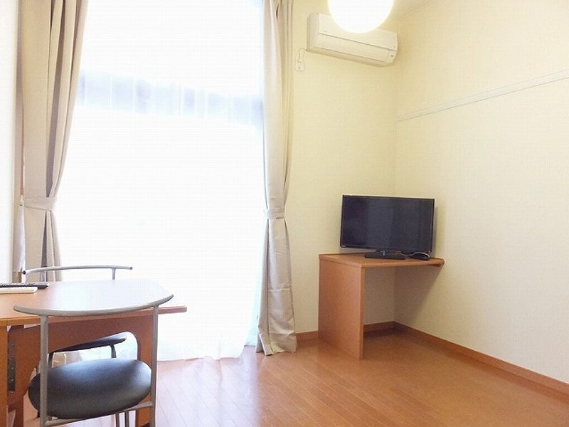 レオパレスカナサラ 居間