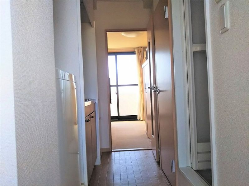 レオパレスレフア 玄関