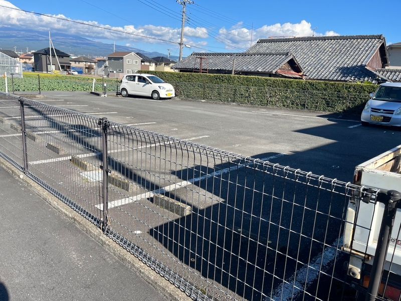 レオパレスｉ 駐車場