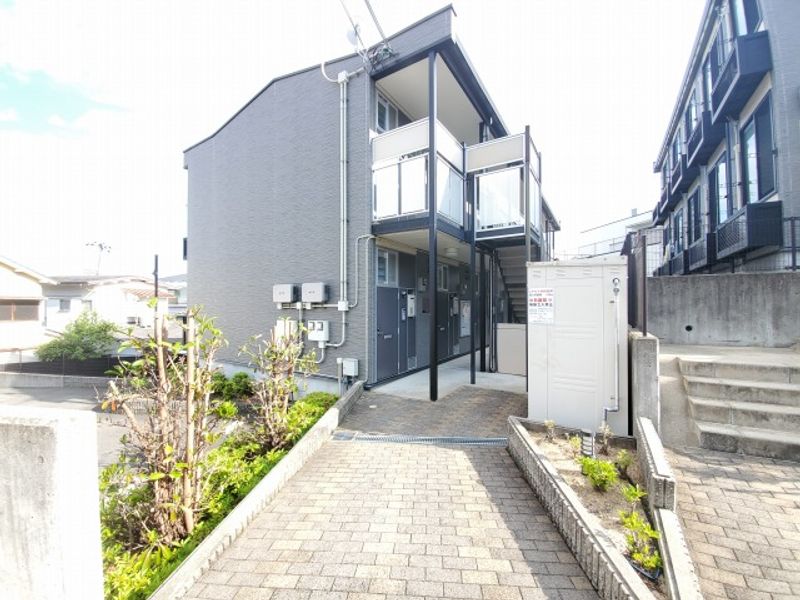 レオパレスワイズ　０２ エントランス