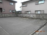レオパレスバスタード 駐車場