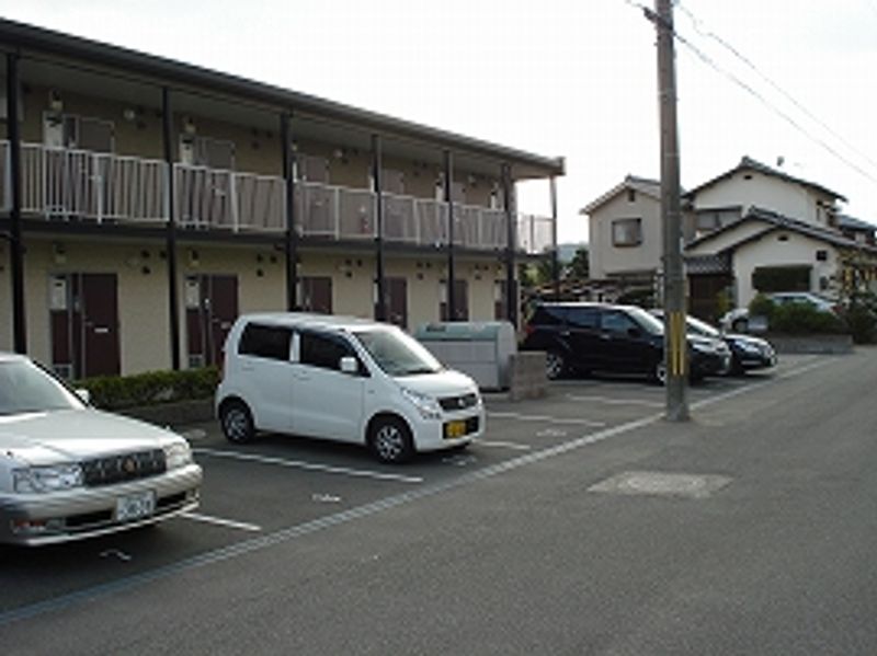 レオパレスグリーングラス 駐車場