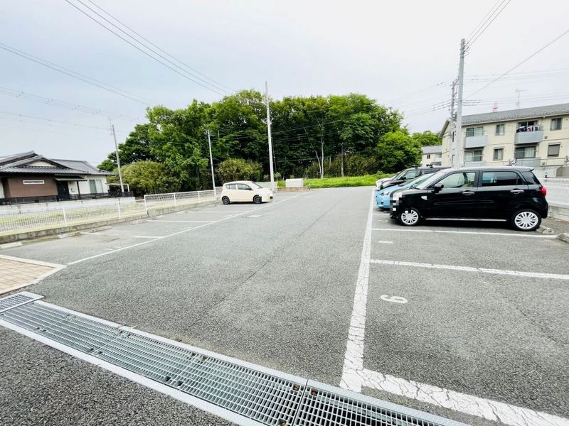 レオパレステルミック 駐車場
