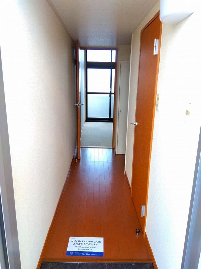 レオパレスオネスティⅢ 玄関