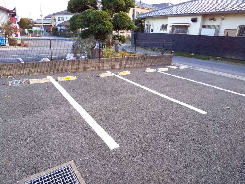 レオパレスビィ　グラッド 駐車場