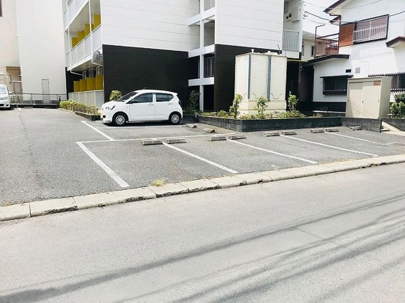 レオパレスホワイトプラム 駐車場
