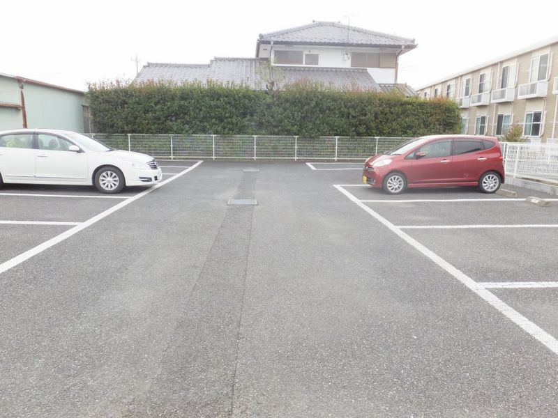 レオパレスユピテルＡ 駐車場