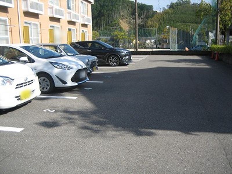 レオパレス舞 駐車場