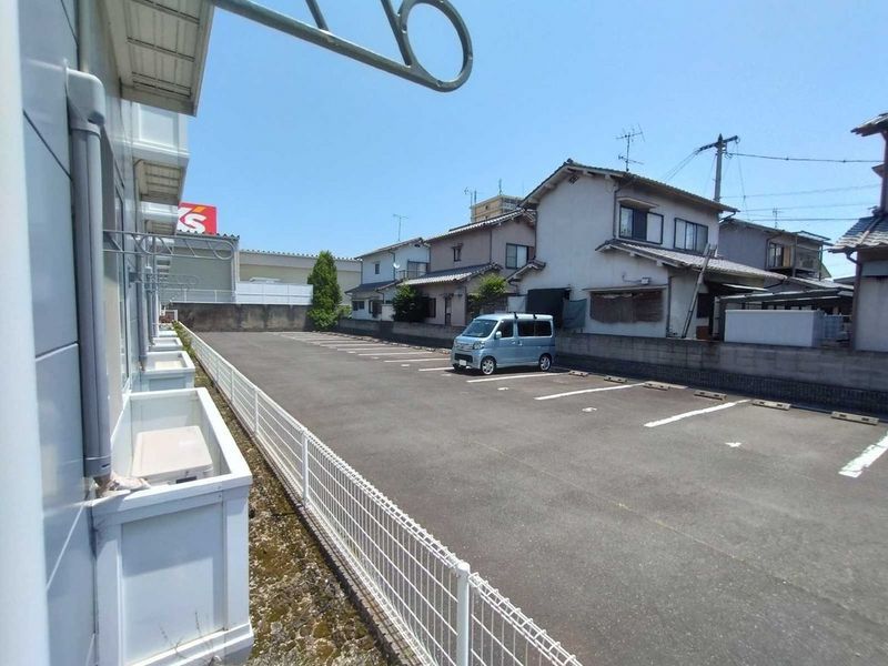 レオパレス四季 駐車場