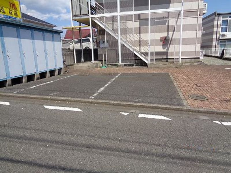 レオパレスファザーンＡ 駐車場