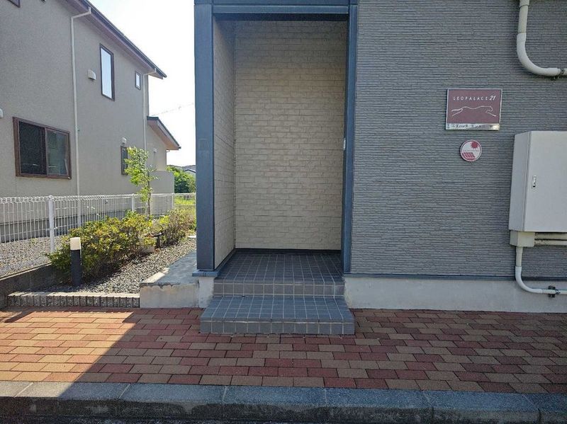 レオパレスサンタローザ エントランス