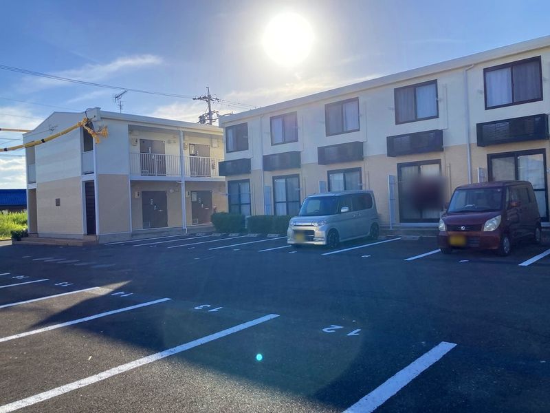 レオパレスヴィラドルチェ白塚 駐車場