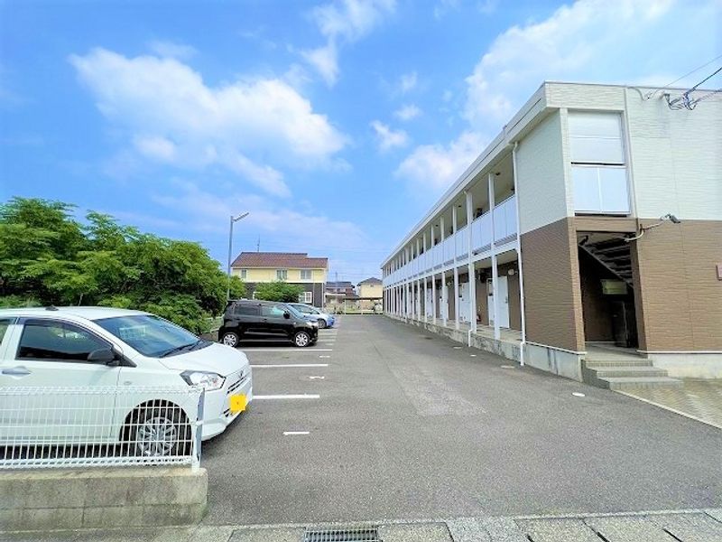 レオパレスアフロディーテ 駐車場