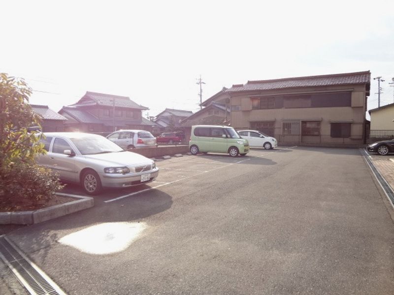 レオパレスそれいゆ 駐車場