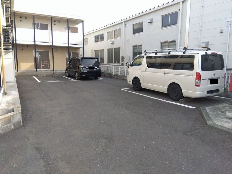 レオパレスエターナル 駐車場