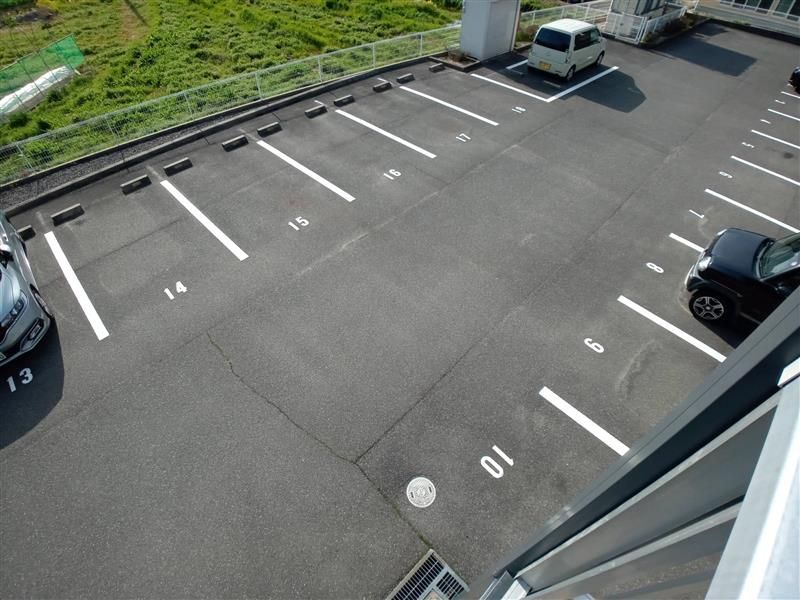 レオパレスリベルタ 駐車場