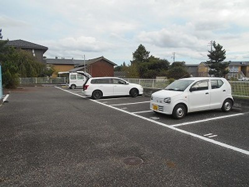 レオパレスプレミール 駐車場