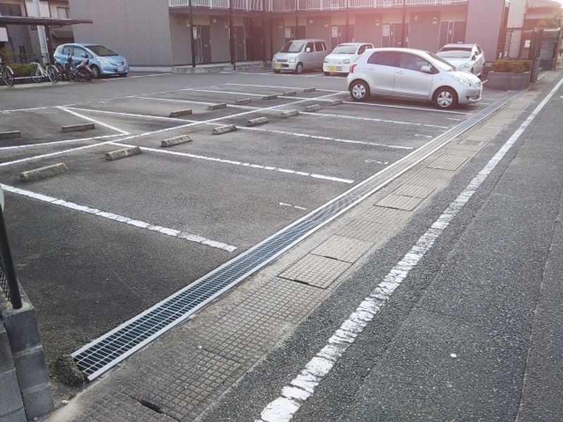 レオパレスネオ塚原台 駐車場