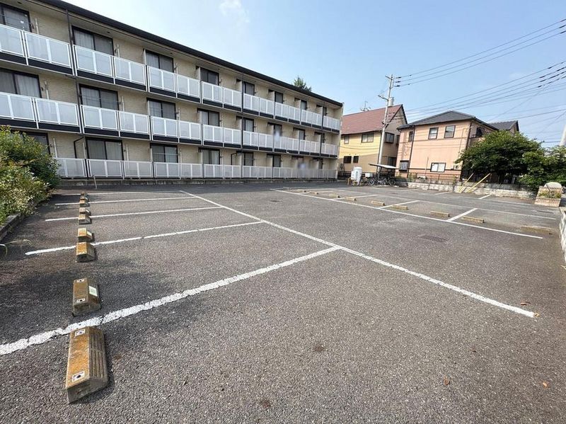 レオパレスＨｏｍｅ１００ 駐車場