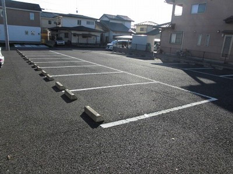 レオパレスライジングサン 駐車場
