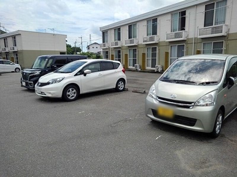 レオパレスＣｏｍｏｄｏⅡ 駐車場
