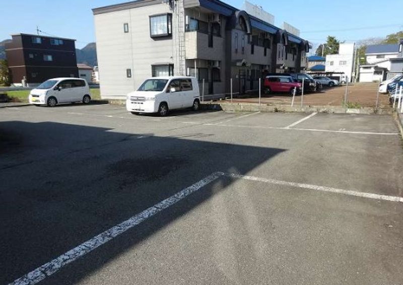 レオパレスあけぼの 駐車場