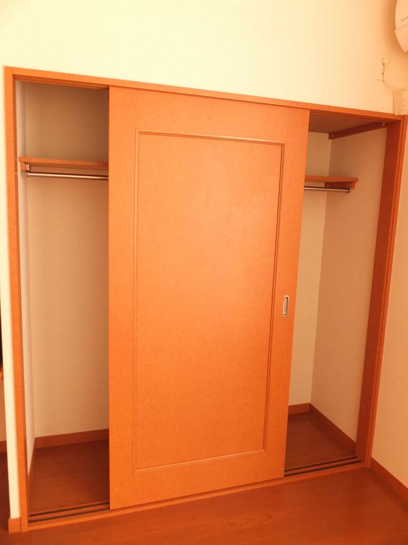 レオパレスレザン 収納